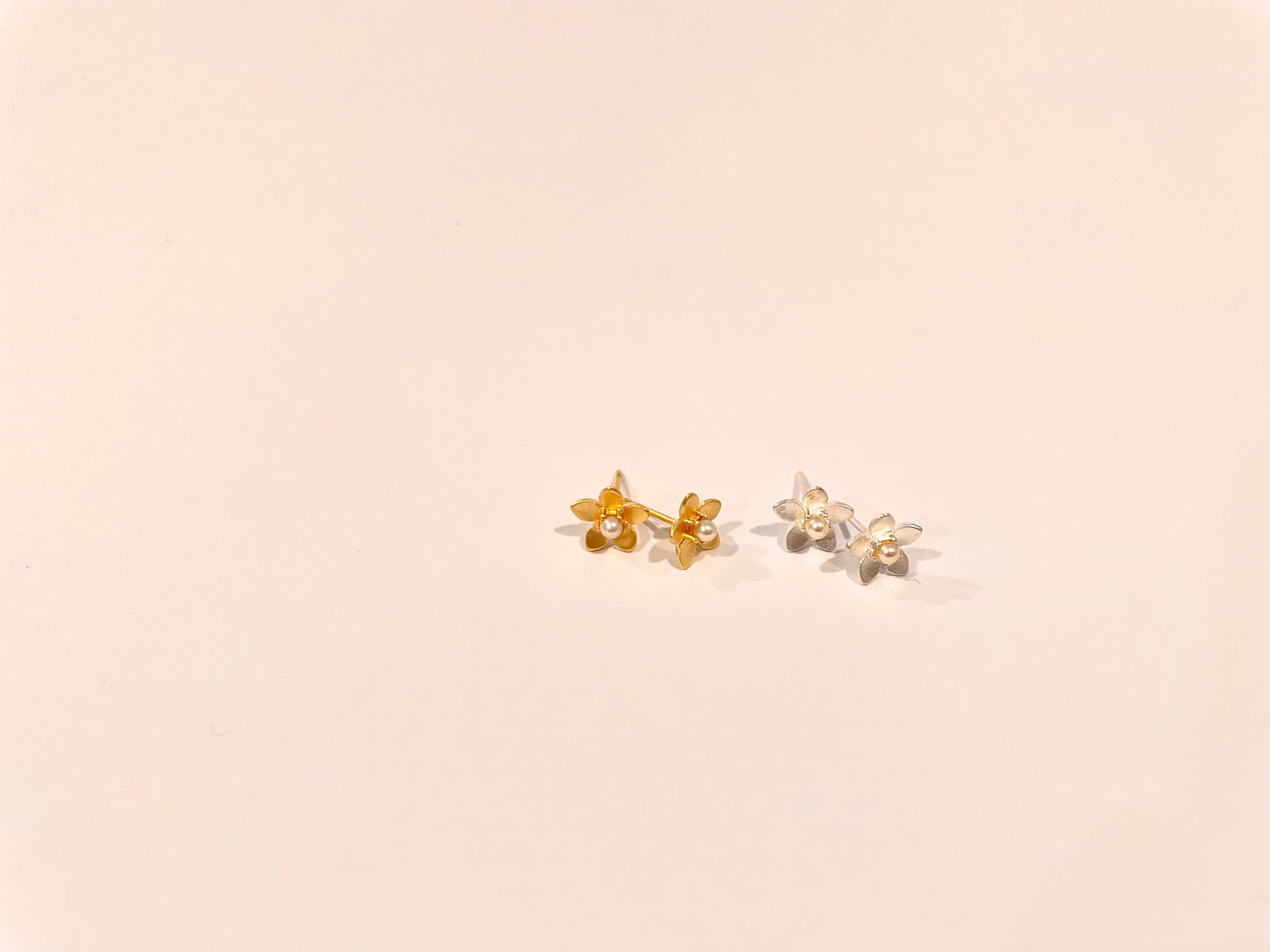 Flower With Freshwater Pearl Centre Studs