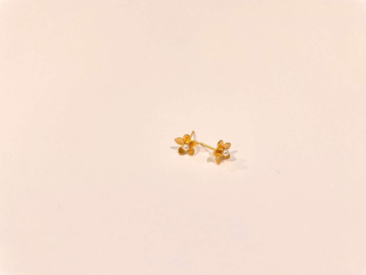Flower With Freshwater Pearl Centre Studs